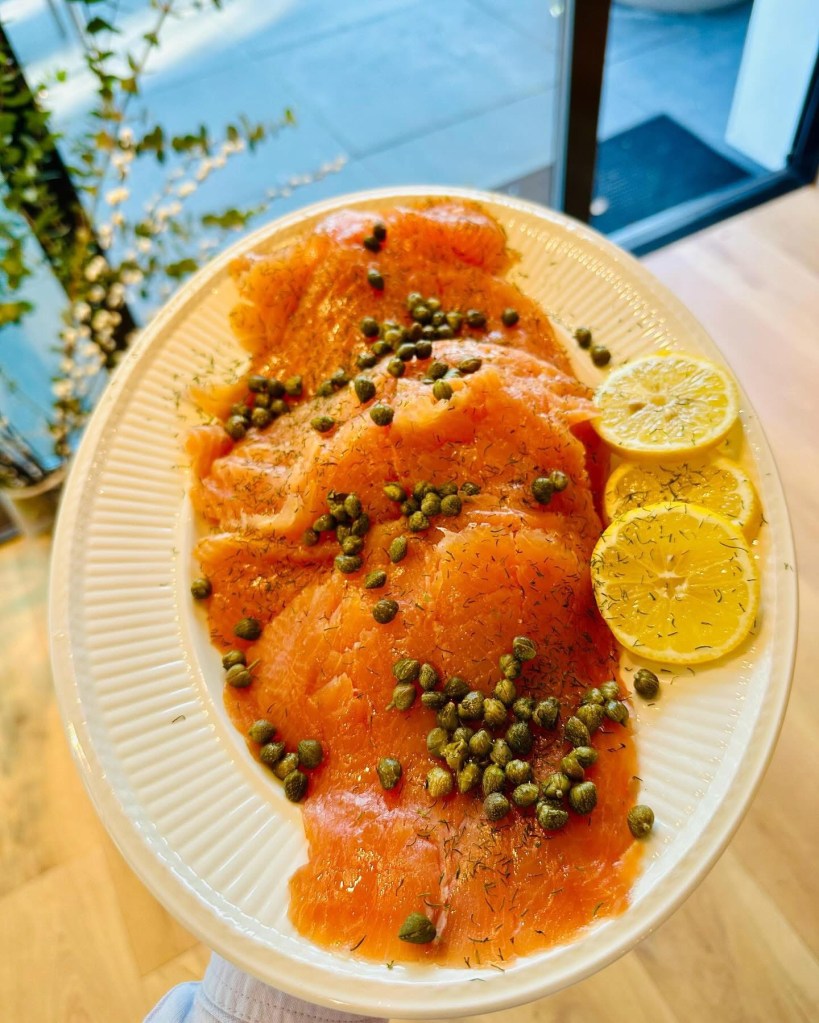 Salmón ahumado con alcaparras