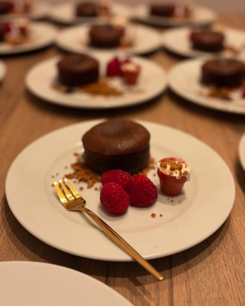 Pastel de chocolate con frambuesas